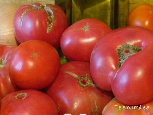 Detalle de los tomates de la huerta.