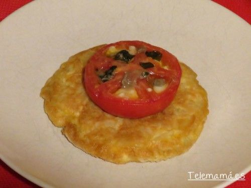Acompañando a una rica tortilla de patatas individual.