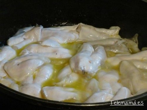 Ligando la salsa con movimientos suaves.