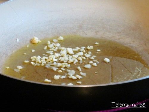 Doramos el ajo picado.