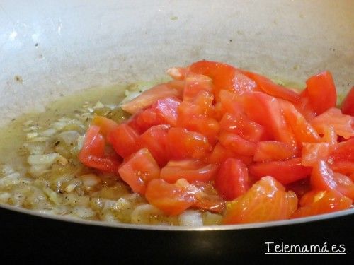 Añadimos el tomate troceado.