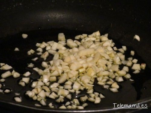 Doramos la picada de ajo.