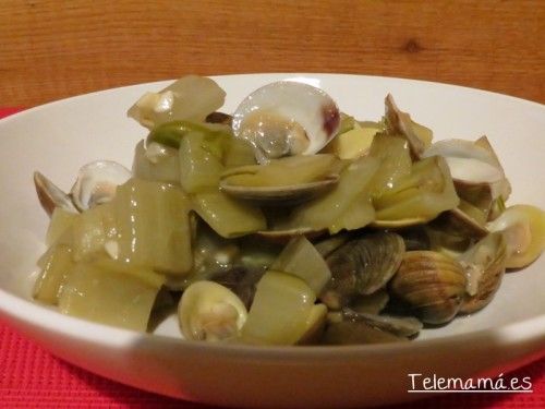Guiso de pencas de acelgas con almejas.