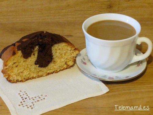 Desayunando.