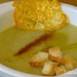 Crema de hojas de coliflor con tostones y crujiente de queso.