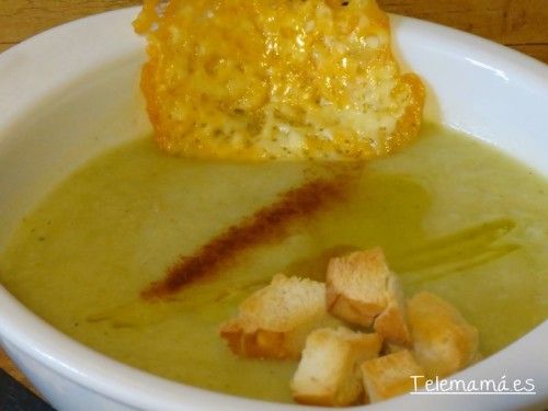 Crema de hojas de coliflor con tostones y crujiente de queso.