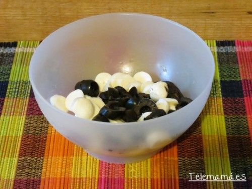 Aceitunas negras y queso mozzarella.