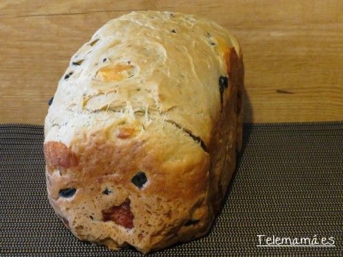 Pan casero con aceitunas negras y mozzarella.