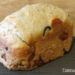 Pan casero con aceitunas negras y queso mozzarella.