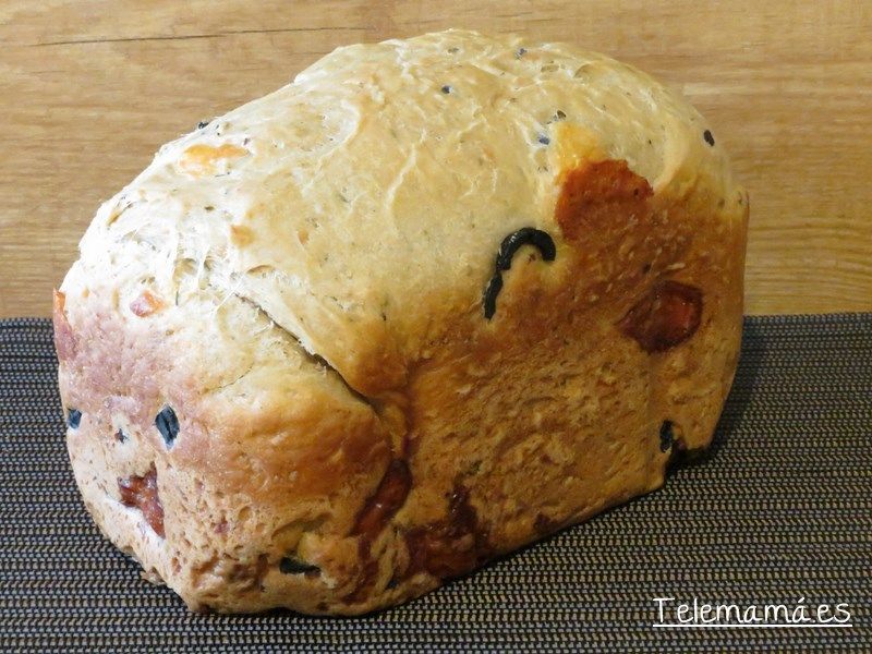 Pan casero con aceitunas negras y queso mozzarella.