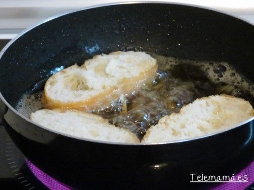 Freímos el pan y ajo.
