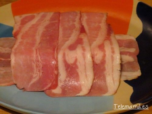 Cubrimos el pan con las lonchas de bacon.