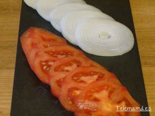 Tomate y cebolla cortada
