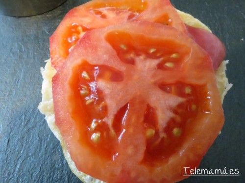 Ponemos las rodajitas de tomate.