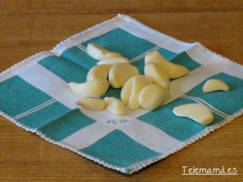 Pelamos la cabeza de ajo.