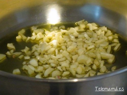 Picamos y doramos los dientes de ajo.