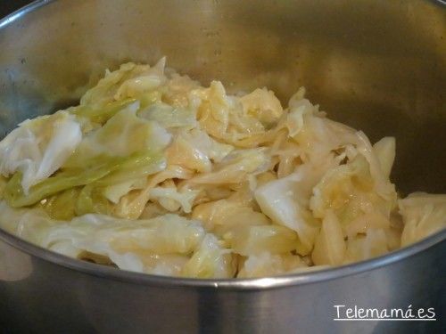 Echamos el repollo a la cacerola.