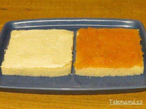 Untamos las rebanadas de pan de molde.