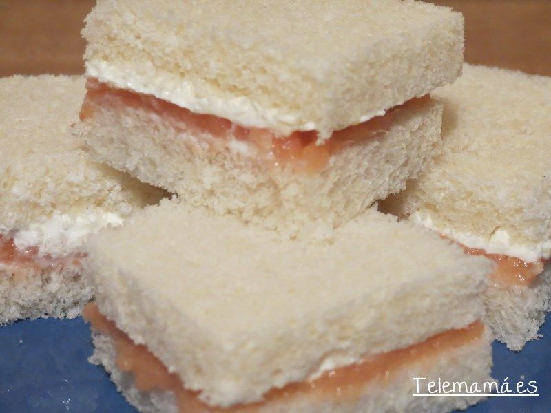 Sándwich de queso fresco de untar y mermelada de membrillo.