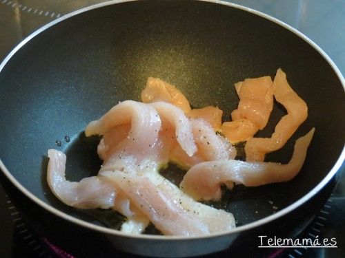Salteamos el pollo.