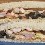 Sándwich de pollo con ensalada de col o repollo.