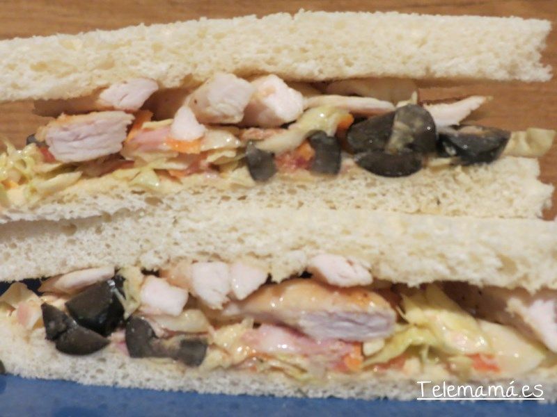 Sándwich de pollo con ensalada de col o repollo.