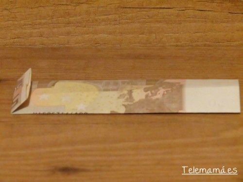 Giramos el billete y doblamos por un extremo, doblez pequeño, será nuestro cuello camisero.