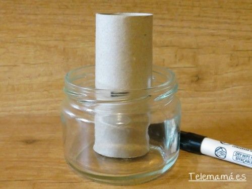 Con un rotulador o lápiz hacemos una señal para cortar a la altura de la tapa del bote.