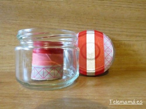 Tapa decorada con washi tape.