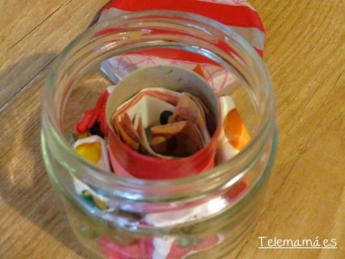 Añadimos los caramelos e introducimos el dinero en el cilindro central de cartón.