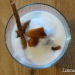 Copa de yogur y compota de manzana.