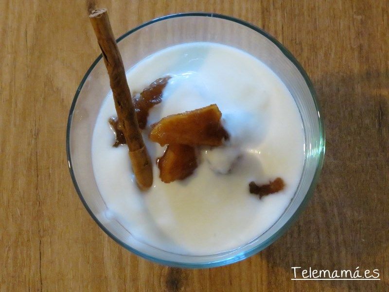 Copa de yogur y compota de manzana.