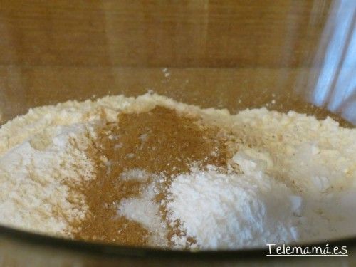Mezclamos la harina junto el resto de ingredientes secos en el bol. 