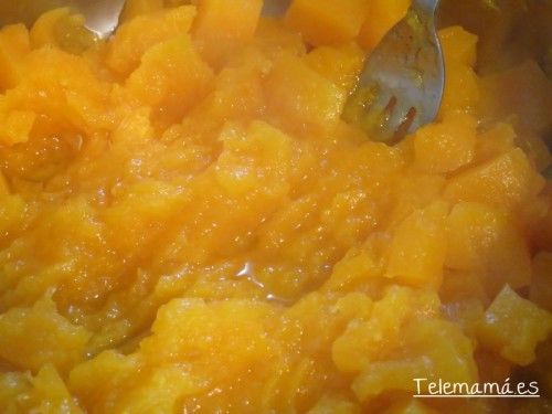 Machacamos la calabaza con ayuda de un tenedor.
