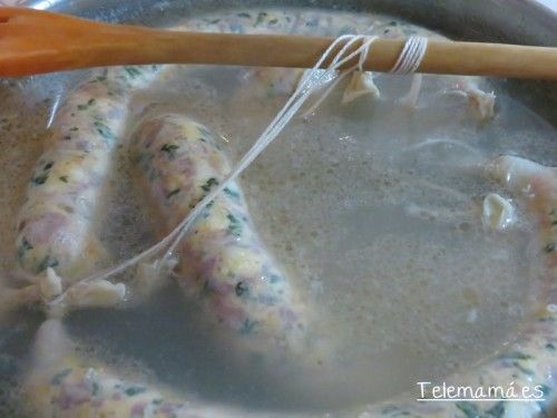 Cociendo a fuego medio para que no se abran o revienten.