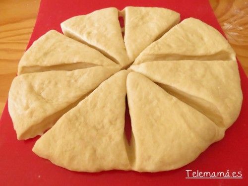 Cortamos en porciones y damos forma a los panecillos.