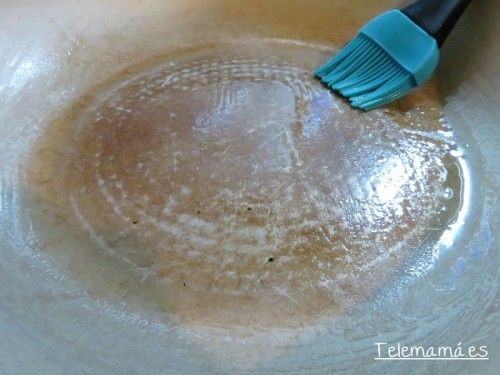 Untamos toda la superficie con un poco de aceite, nos ayudamos del pincel.