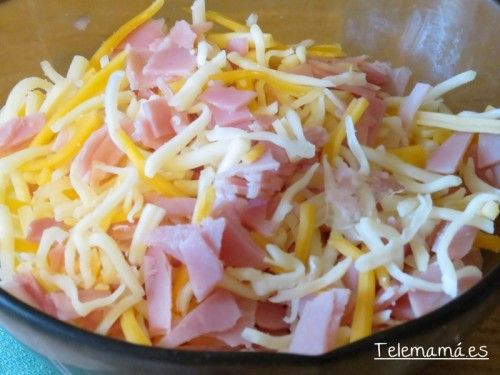 Uno de los rellenos de jamón picado y cuatro quesos rallado.