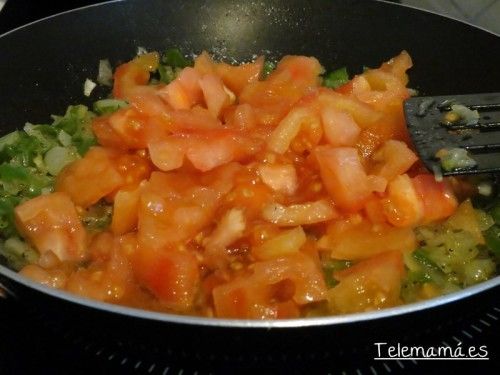 Preparando el relleno para las arepas.