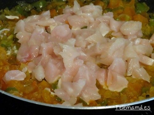 Añadimos el pollo a trocitos pequeños.