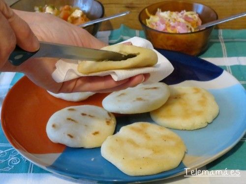 Abrimos la arepa con el cuchillo