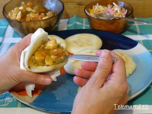 Rellenamos la arepa.