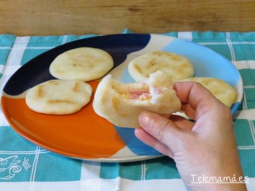 Arepa rellena de jamón y queso, deliciosa.