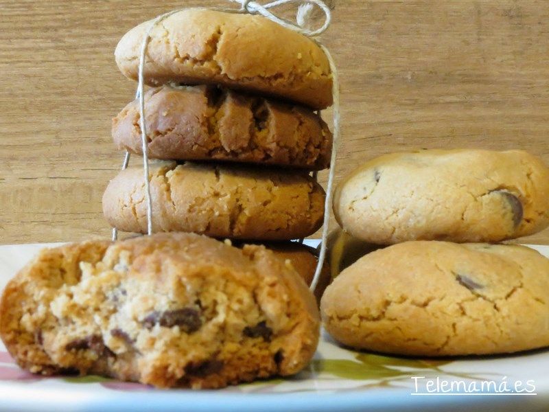 Galletas de crema de cacahuete y chocolate.