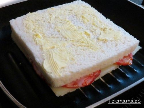 Caliente la plancha ponemos el sándwich.