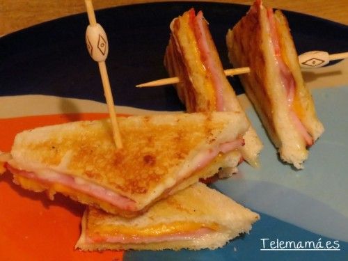 Sándwich de lomo con queso.