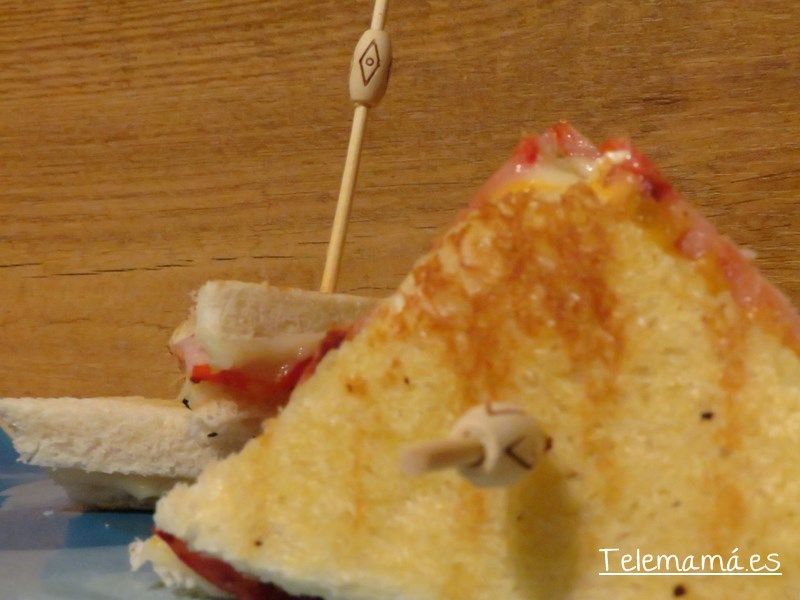 Sándwich de lomo con queso.
