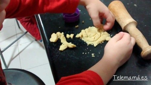 Esas manitas jugando con la masa.