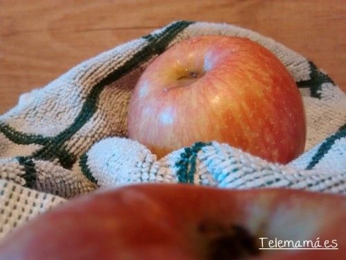 Lavamos y secamos las manzanas.