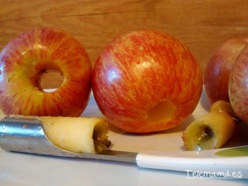 Sacamos el corazón de la manzana.